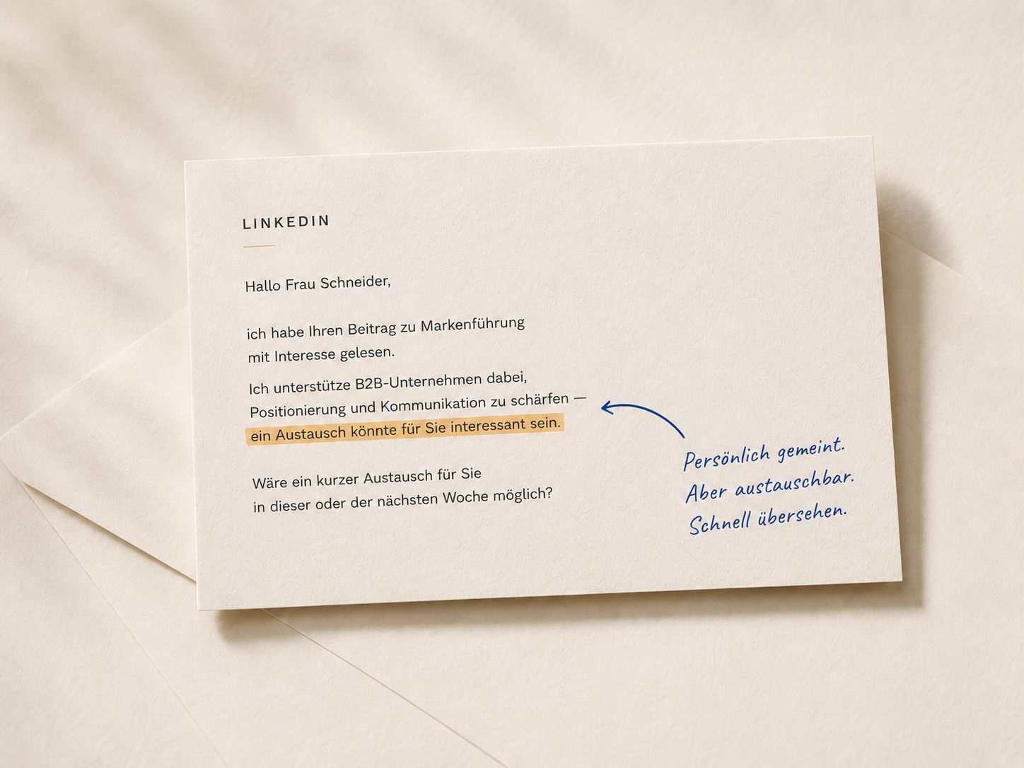 Notizkarte: LinkedIn-Nachricht mit gelb markiertem Satz und handschriftlicher Randnotiz „Persönlich gemeint. Aber austauschbar. Schnell übersehen.“